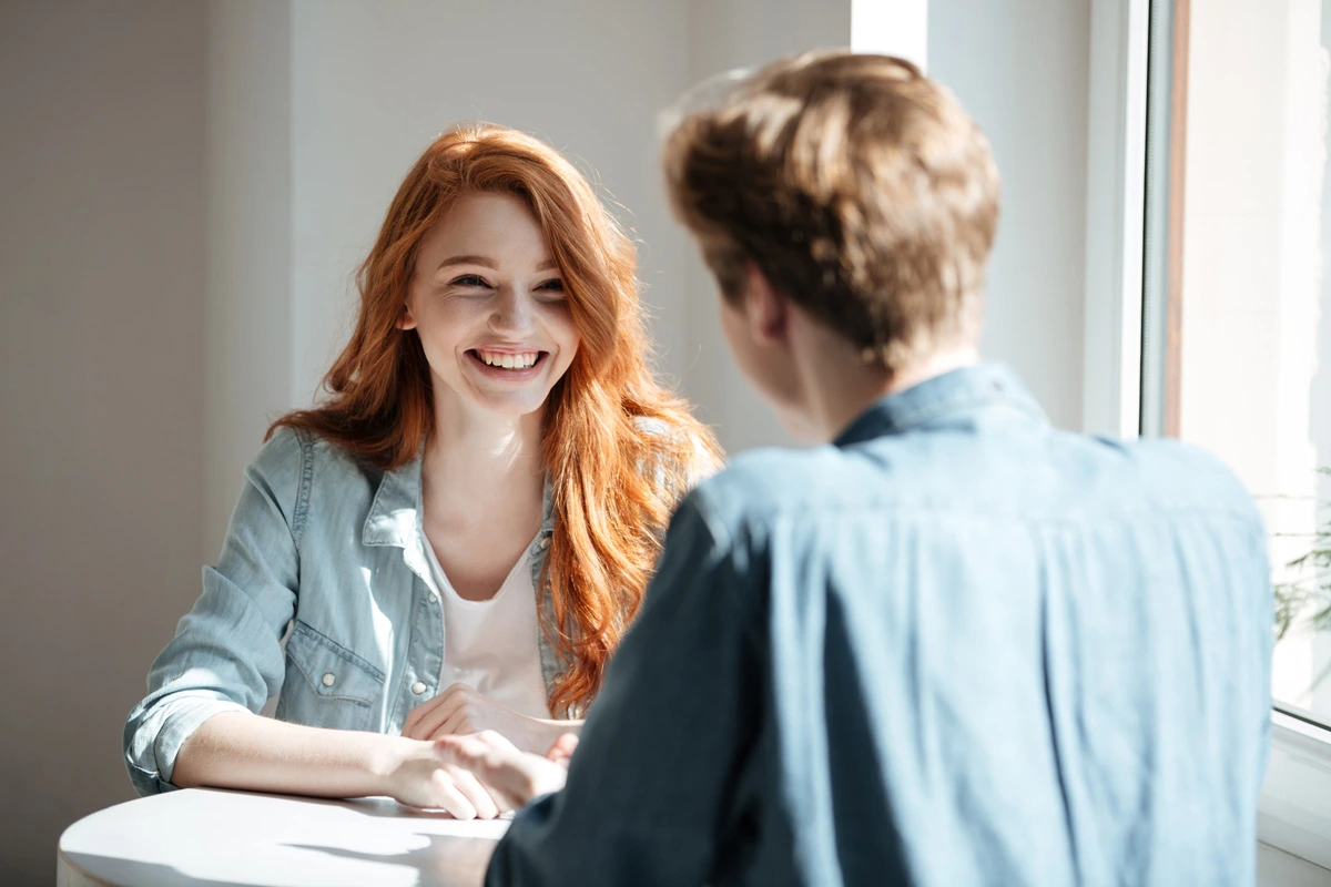Jóvenes riéndose mientras disfrutan aprendiendo inglés